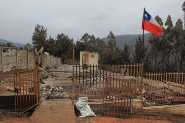 Solo la reja de entrada quedó de este hogar en Tomé, tras los incendios forestales en el centro y sur del país.