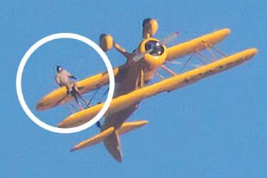 La nueva locura de Tom Cruise para Misión Imposible: Colgarse de un viejo avión que hace acrobacias