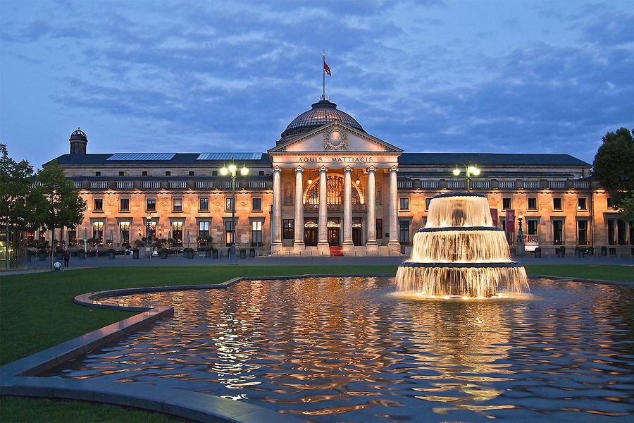 1280px-Kurhaus_Wiesbaden_blaue_Stunde_290-L4