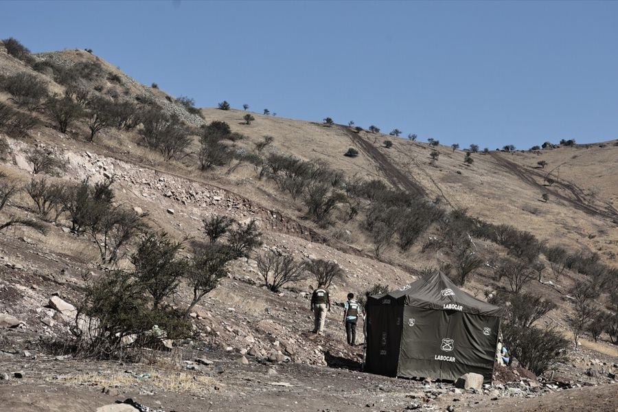 Carabineros realiza labores tras el hallazgo de restos humanos en cerro Renca. Foto: Karin Pozo / Agencia Uno.