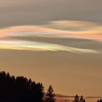 Qué son las nubes arcoíris, el extraño fenómeno que se vio en el Ártico