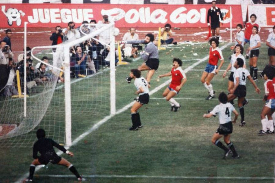 El tanto de Jorge Aravena para la selección chilena ante Uruguay, que fue bautizado como el Gol Imposible
