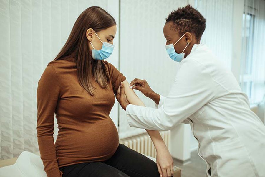 Estudio en 30 mil embarazadas asegura que no hay peligro en vacunarse  contra el Covid-19 - La Tercera