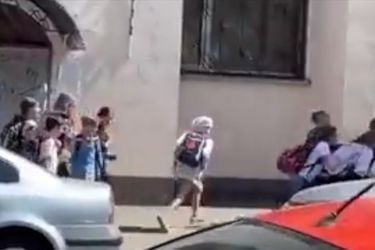 El impactante registro de un grupo de niños corriendo aterrorizados en Kiev por un ataque ruso