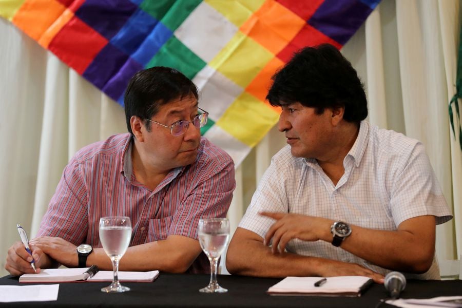 FOTO: REUTERS. Former Bolivian President Evo Morales speaks to the presidential candidate for the Movement to Socialism party (MAS) Luis Arce Catacora during a meeting of their party, in Buenos Aires