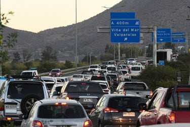 Se espera salida de más de 380 mil vehículos de la Región Metropolitana por fin de semana largo