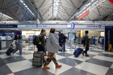 Aeropuertos de todo el mundo luchan contra las largas colas y la cancelación de vuelos