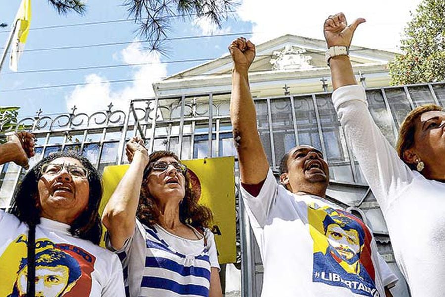 opposition-activists-in-venezuela-shout-slo-35896747