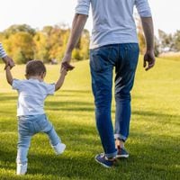 Lo que los padres “olvidan por completo” de enseñar a sus hijos y que es clave para que sean felices, según una experta