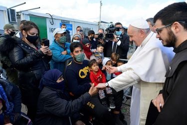 El Papa Francisco pide a Europa que acoja a los migrantes durante la visita a un campo de refugiados