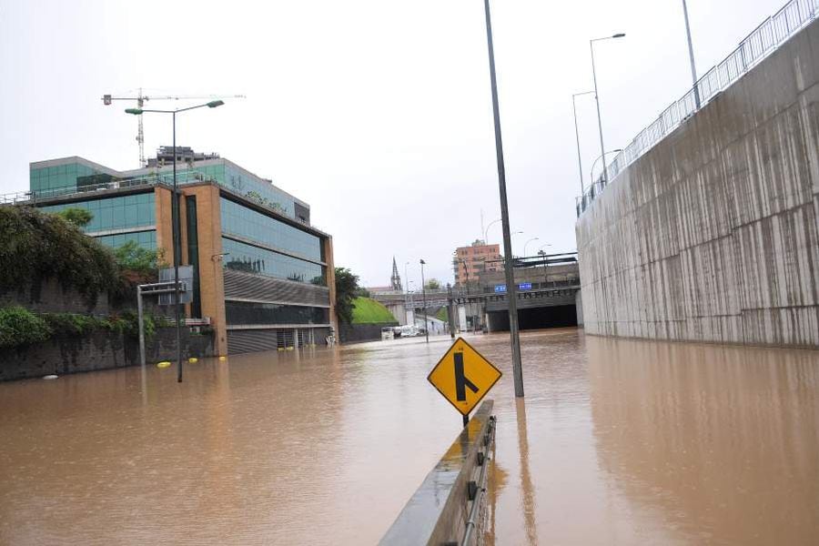 Autopista Costanera Norte inundada a la altura de Vivaceta