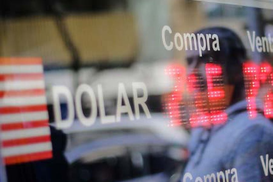 Dólar completa su tercera sesión de alzas en medio de un severo retroceso en los precios del cobre