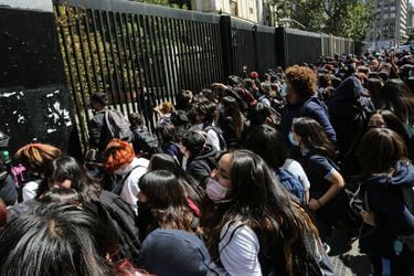 Estudiantes protestan afuera del Instituto Nacional por nueva denuncia de acoso sexual 