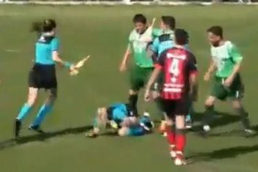 Brutal agresión de un futbolista a una árbitra en Argentina