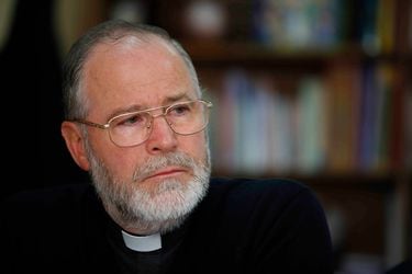 Papa Francisco acepta renuncia “por razones estrictamente personales” de monseñor Bernardo Bastres como obispo de Punta Arenas 