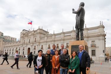 Historiadores y el escritor Jorge Baradit en la Plaza de la Constitución. Mario Tellez/La Tercera