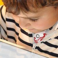 Pediatras advierten sobre riesgos de exponer a niños menores de tres años a pantallas: Su uso impacta en el desarrollo intelectual y emocional