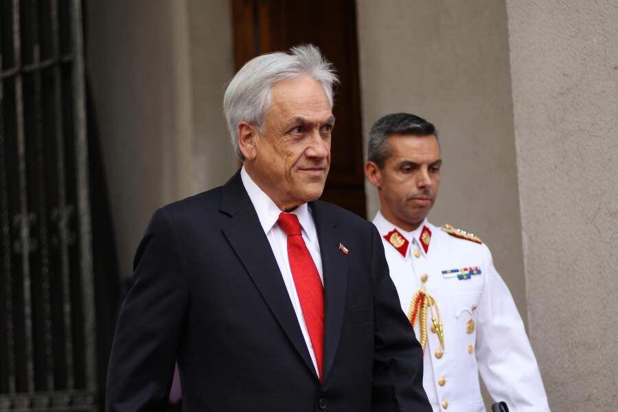 El presidente de la Republica entrega la condecoración Presidente de la Republica