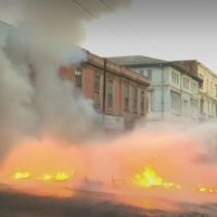 Trabajadores portuarios inician paro nacional con barricadas incendiarias en Valparaíso