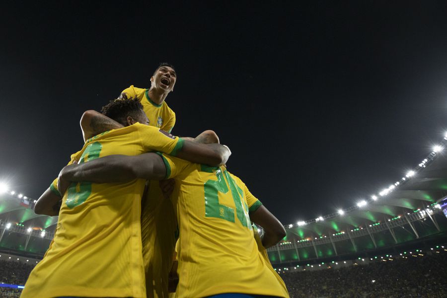 Los jugadores de Brasil festejan uno de sus goles ante Chile. FOTO: @CBF_Futebol / Twitter.