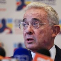 Fiscalía de Colombia acusa a expresidente Álvaro Uribe de los delitos de soborno y fraude
