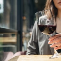 Por qué beber vino tinto produce dolor de cabeza, según estudio