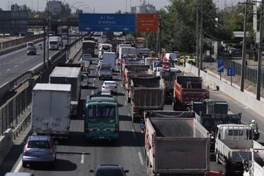 Caravana de vehículos se desplaza lentamente desde Ruta 5 al Norte protestando contra las tarifas del TAG