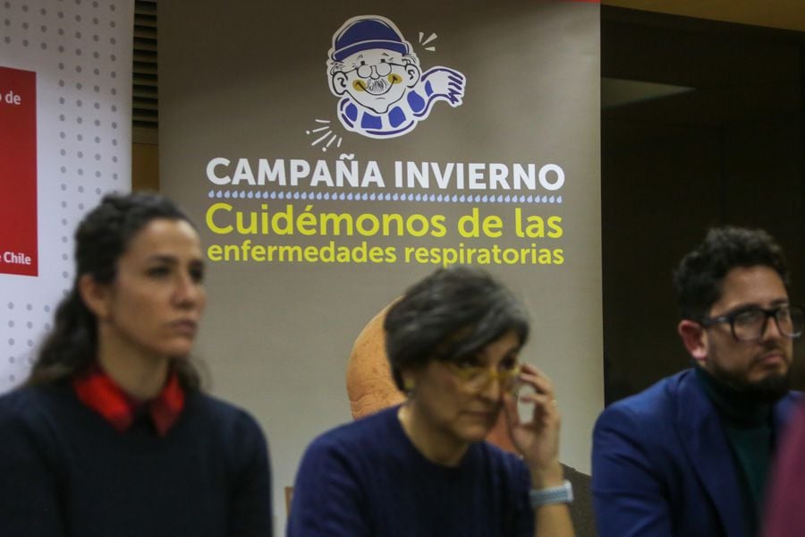 La ministra de Salud, Ximena Aguilera, junto a la subsecretaria de Salud Pública, Andrea Albagli, y el subsecretario de Redes Asistenciales, Fernando Araos, se reúnen con especialistas para analizar la circulación de virus respiratorios y las medidas adoptadas en el marco de la Campaña de Invierno 2023.