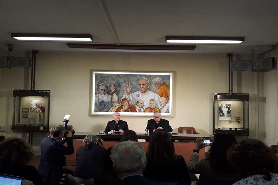 obispos chilenos en conferencia de prensa en Roma