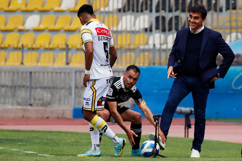 Gustavo Quinteros y Gabriel Suazo, en el duelo entre Colo Colo y Coquimbo Unido.
