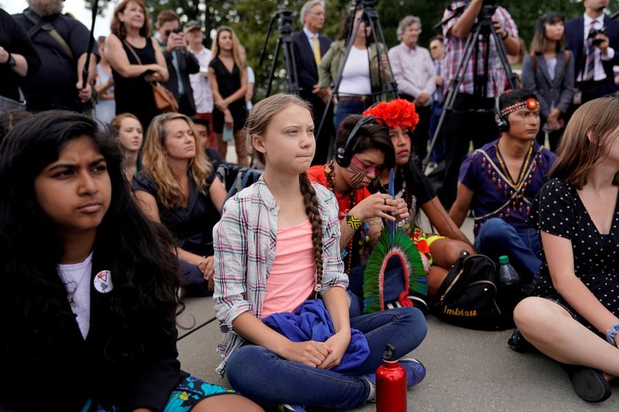La activista Greta Thunberg afuera de la Corte Suprema de EE.UU., ayer en Washington. FOTO: REUTERS