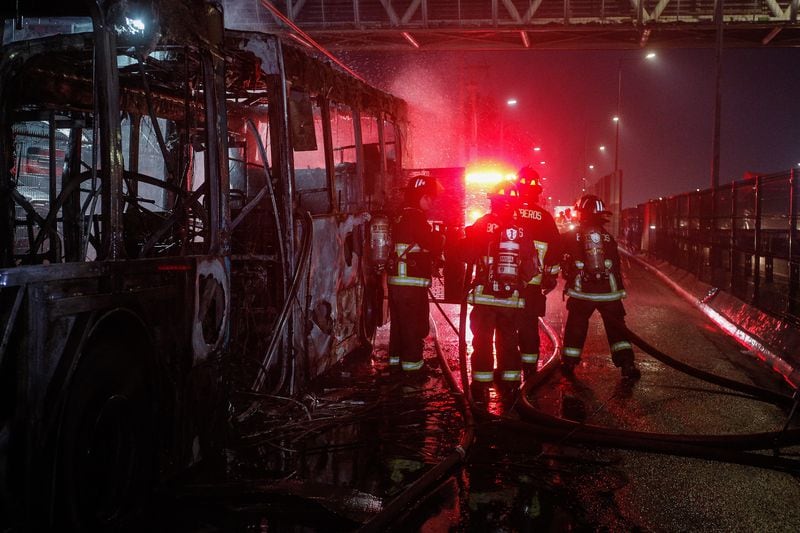 Un bus del sistema Red perteneciente a la empresa Metbus, por una falla mecánica comenzó a incendiarse desde el motor terminando completamente quemado. Pasajeros fueron evacuados sin lesiones.