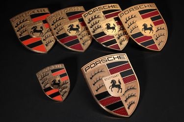 Porsche sigue celebrando sus 75 años y estrena nuevo logo
