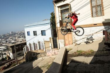 Leyenda del freeride muestra su alocado recorrido en bicicleta por Valparaíso