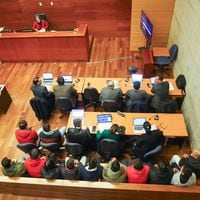 Coimas, drogas y golpes: los hechos que la fiscalía imputa a los 12 excarabineros acusados por corrupción