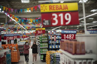 Inflación no da tregua en Argentina y supera el 100% por primera vez en 30 años