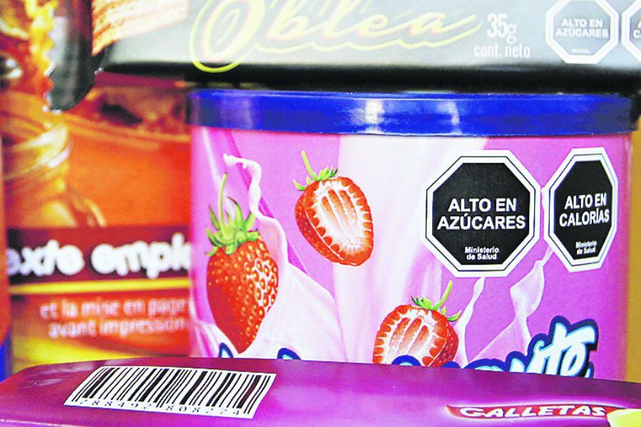 roductos envasados con sellos de advertencia por altos nutrientes críticos.