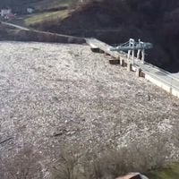 Océano de basura amenaza la represa del Lago Potpecko en Serbia