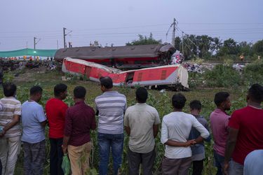 India atribuye a una falla de señalización el descarrilamiento de trenes que dejó 275 muertos 