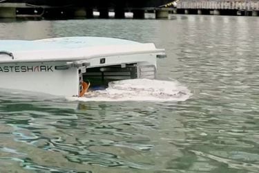 Desarrollan un tiburón robot capaz de tragarse los desechos plásticos que hay en los ríos