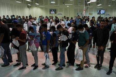 La administración de Biden ofrecerá permisos de trabajo a aproximadamente 470.000 inmigrantes venezolanos