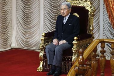 El emperador Akihito permanece sentado durante la ceremonia de apertura de las sesiones de la Dieta, la cámara alta del Parlamento japonés, en septiembre pasado.