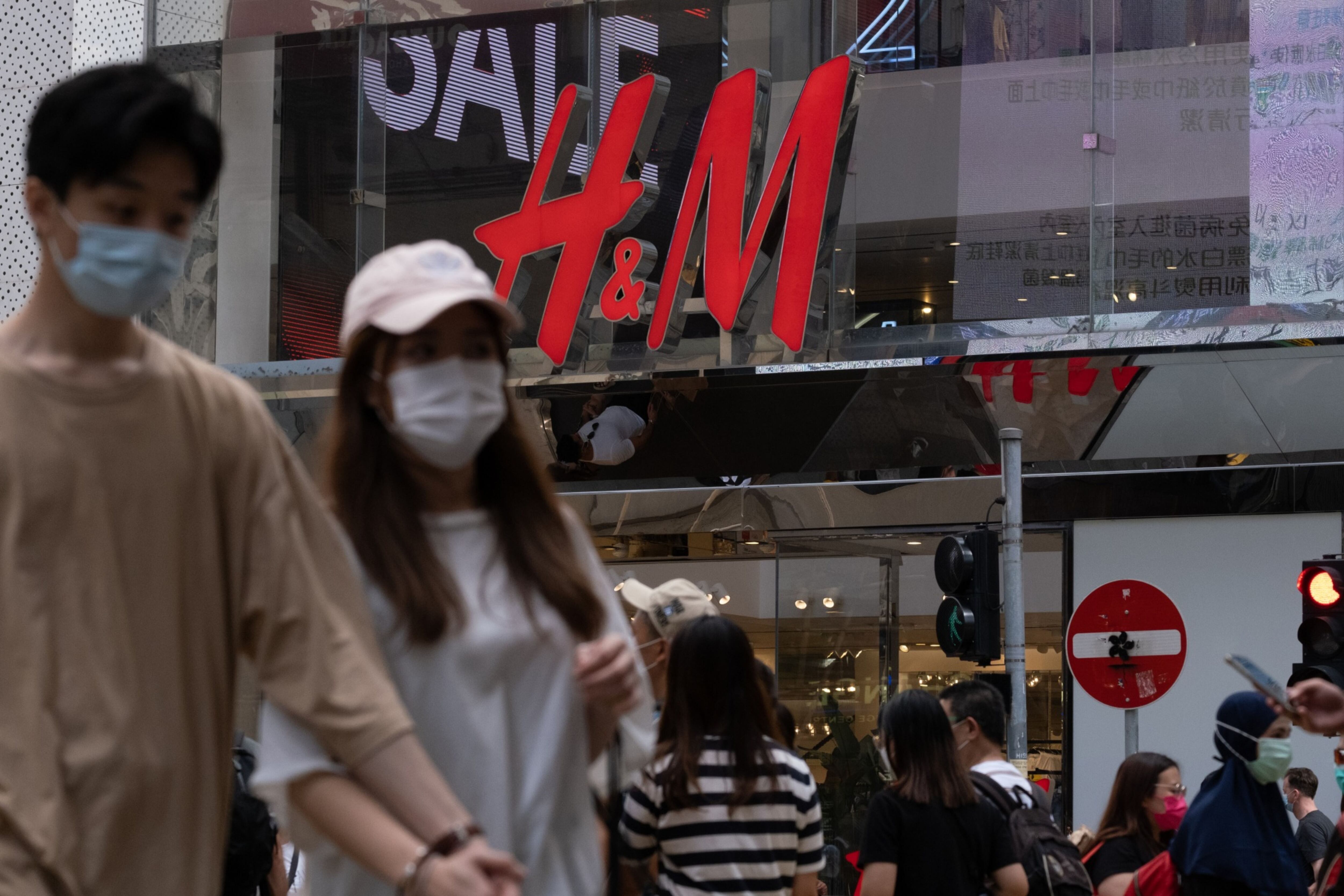 H&M es criticada en China por su postura sobre trabajo forzoso en Xinjiang  - La Tercera