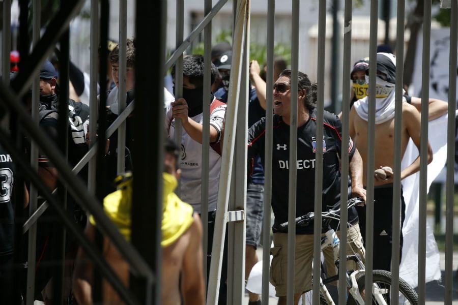 Hinchas de Colo Colo interrumpen partido en La Florida