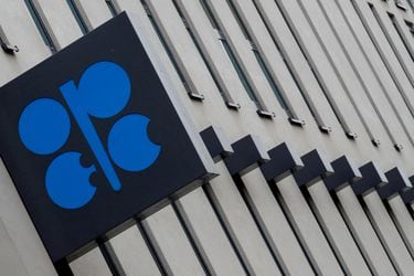 Arabia Saudita recorta la producción de petróleo tras el enfrentamiento de los miembros de la OPEP por las cuotas