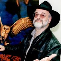 Terry Pratchett le predijo las "fake news" a Bill Gates en 1996