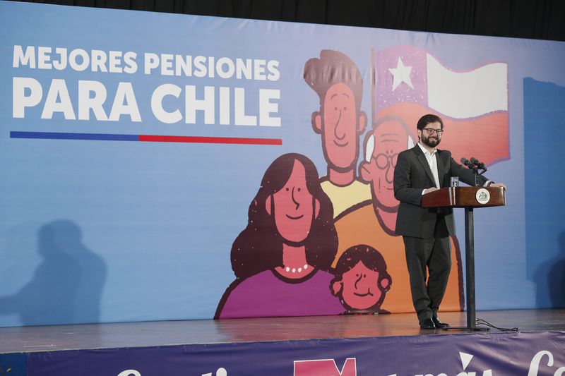 El Presidente Gabriel Boric Font encabezó en Macul encuentro con organizaciones vecinales y de adultos mayores por Mejores Pensiones para Chile. Asistió al acto, la expresidente Michelle Bachelet.