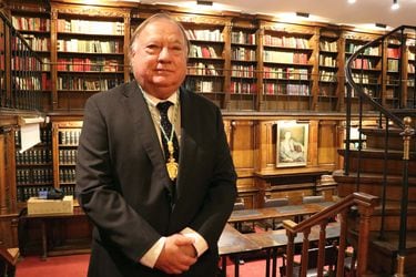 Director de la Biblioteca Nacional fue incorporado como miembro de la Academia Chilena de la Lengua