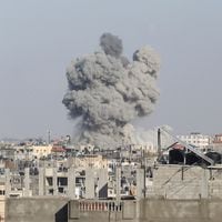 Informan de muerte de al menos ocho palestinos en bombardeos israelíes contra ciudad gazatí de Rafá