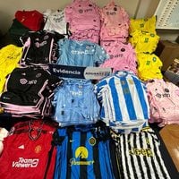 Del Inter de Miami, City, Juventus y más: Aduanas incauta más de 2.500 camisetas de fútbol falsas